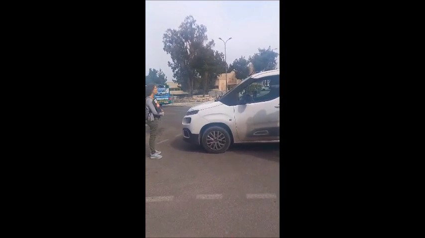 מחוץ למשרדי אונר"א בירושלים