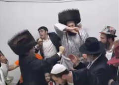 מול המלון היוקרתי | המונים בשמחת פורים אצל האדמו"ר ממעז'יבוז'