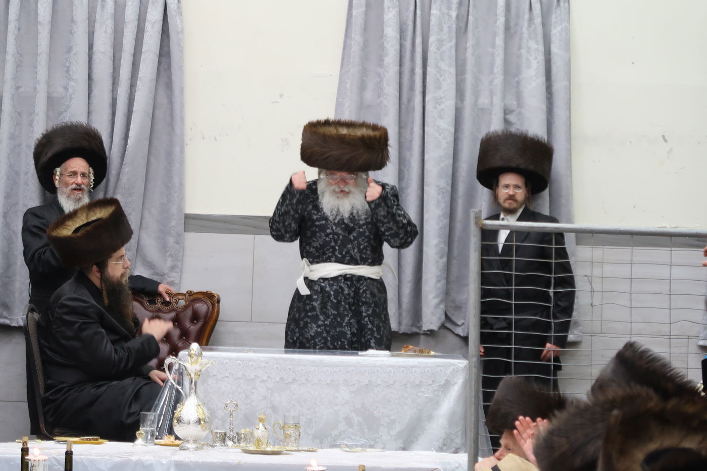 האדמו"ר,  הגבאים, והמקהלה ישבו מגודרים, והחסידים פיזזו בחוץ | תיעוד