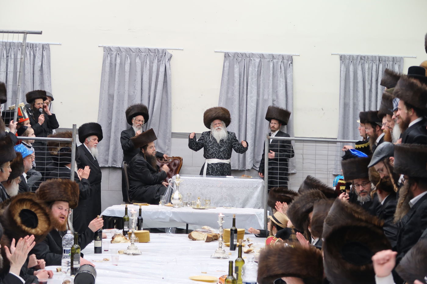 האדמו"ר,  הגבאים, והמקהלה ישבו מגודרים, והחסידים פיזזו בחוץ | תיעוד