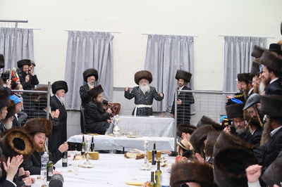 האדמו"ר,  הגבאים, והמקהלה ישבו מגודרים, והחסידים פיזזו בחוץ | תיעוד