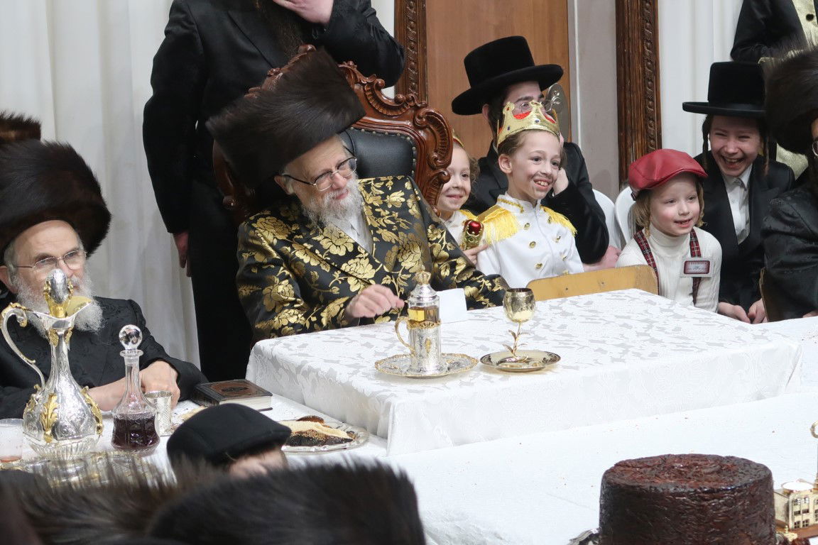 שולחן מיוחד לחלה הארוכה: פורים בחצר סערט-ויז'ניץ