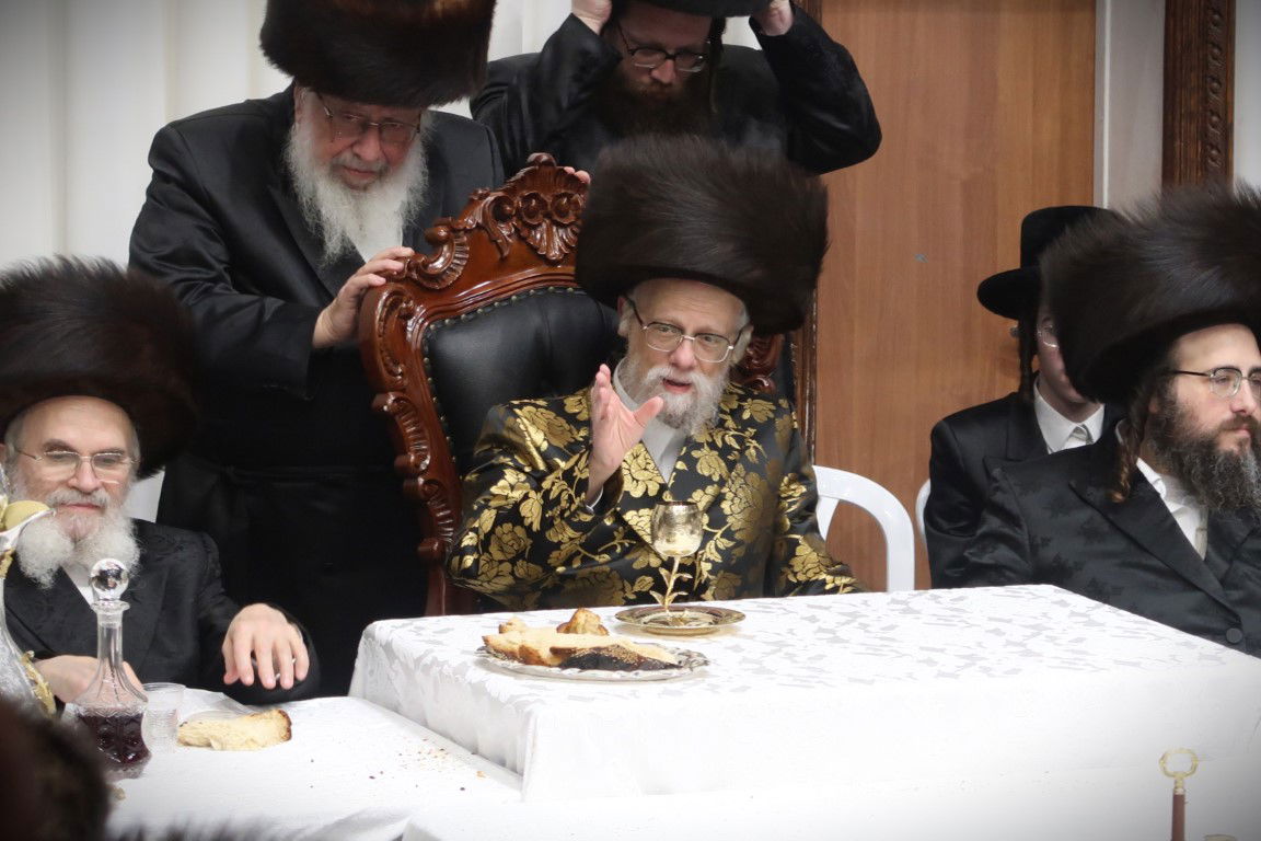 שולחן מיוחד לחלה הארוכה: פורים בחצר סערט-ויז'ניץ