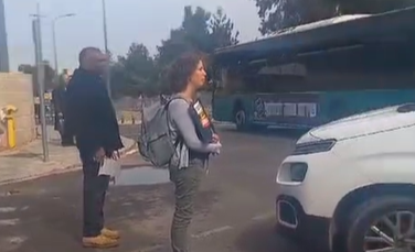 מחוץ למשרדי אונר"א בירושלים