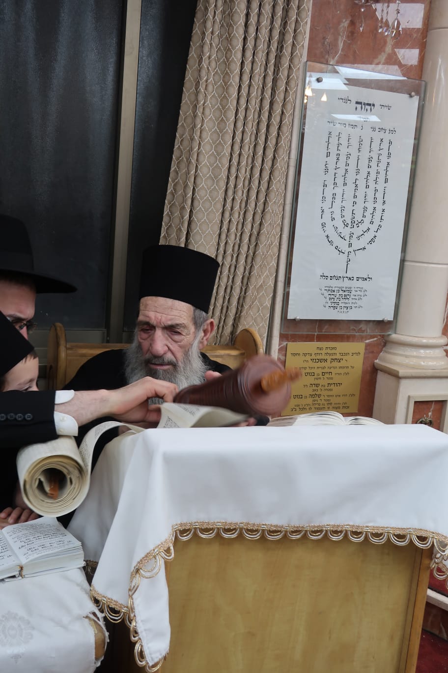 בבית מדרשו בבני ברק בתפילת ערבית וקריאת המגילה