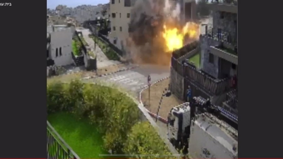 רגע פגיעת הרקטה בבניין