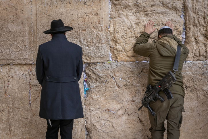חייל דתי לצד בחור ישיבה בכותל המערבי