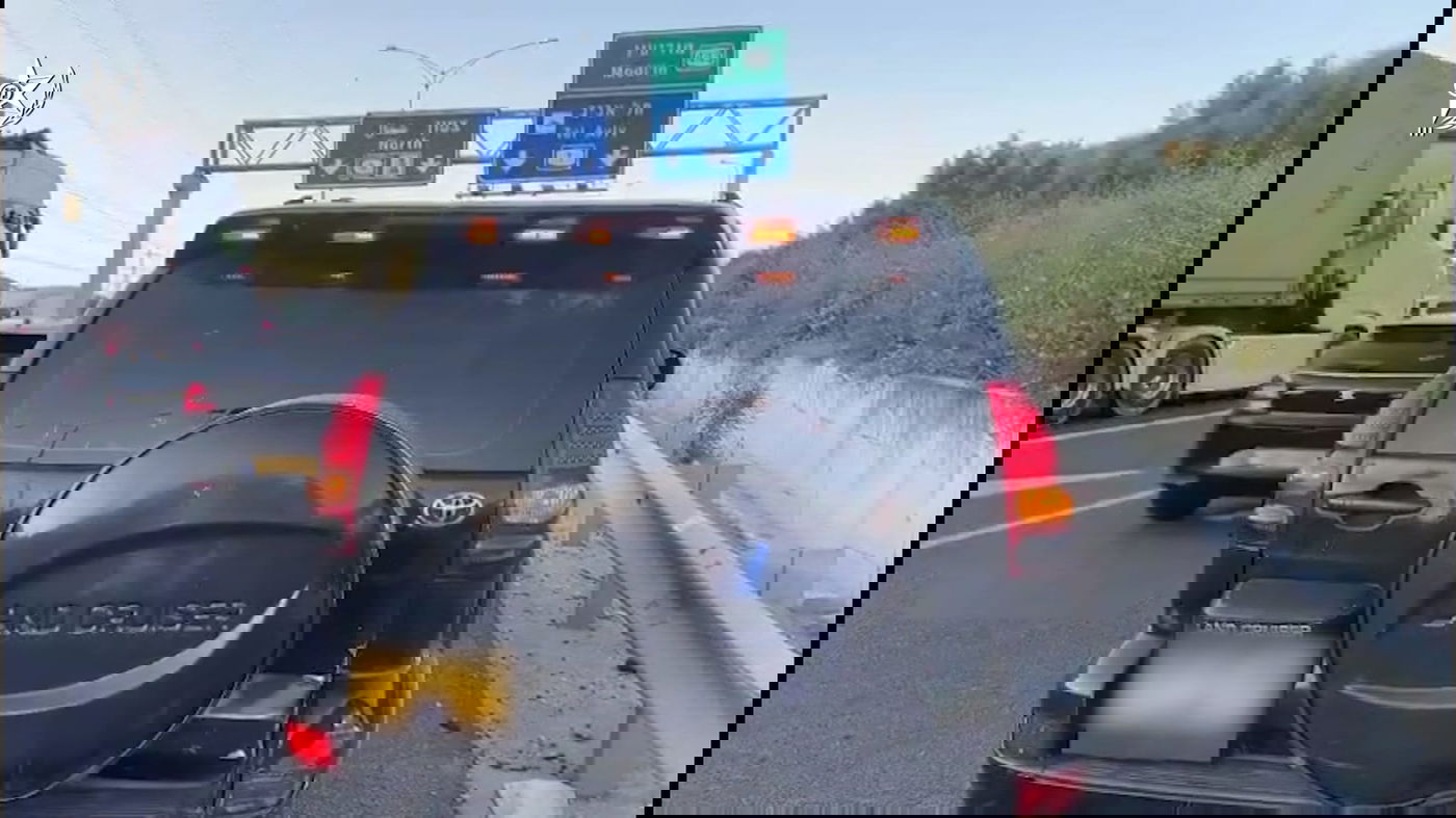 הרכב מסוג טויוטה לנד קרויזר שנתפס בכביש 1 עם פליקרים מהבהבים