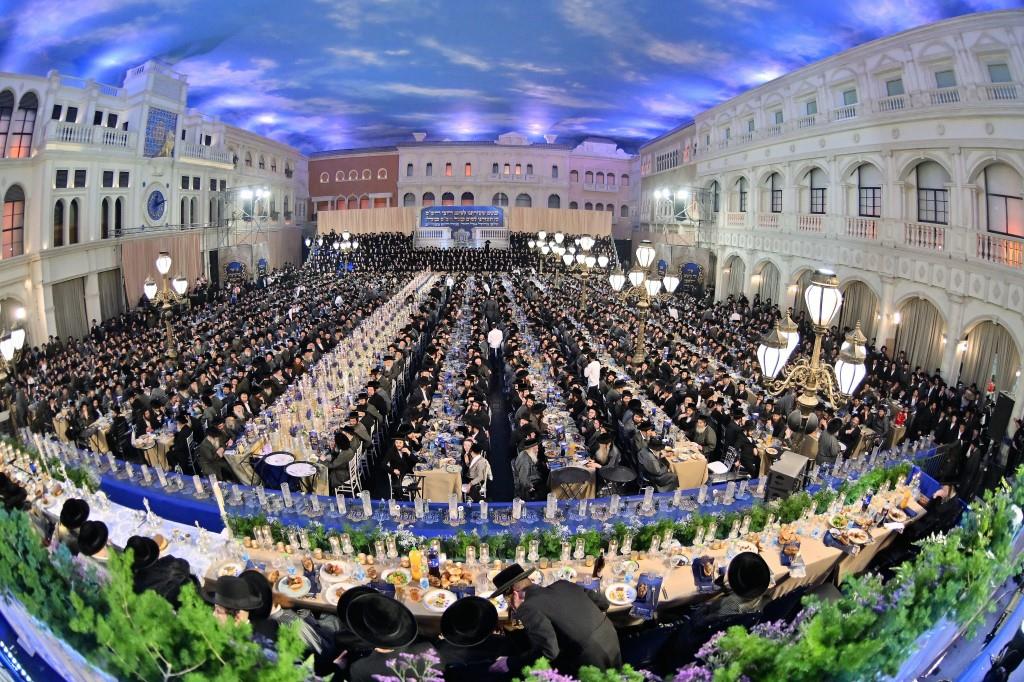 בראשות האדמו"ר: חסידי תולדות אהרן בסיום חצי הש"ס