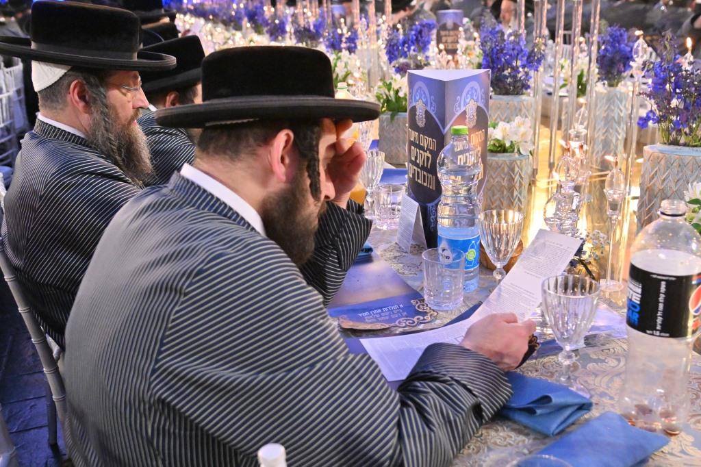 בראשות האדמו"ר: חסידי תולדות אהרן בסיום חצי הש"ס