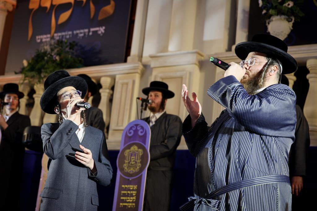 בראשות האדמו"ר: חסידי תולדות אהרן בסיום חצי הש"ס