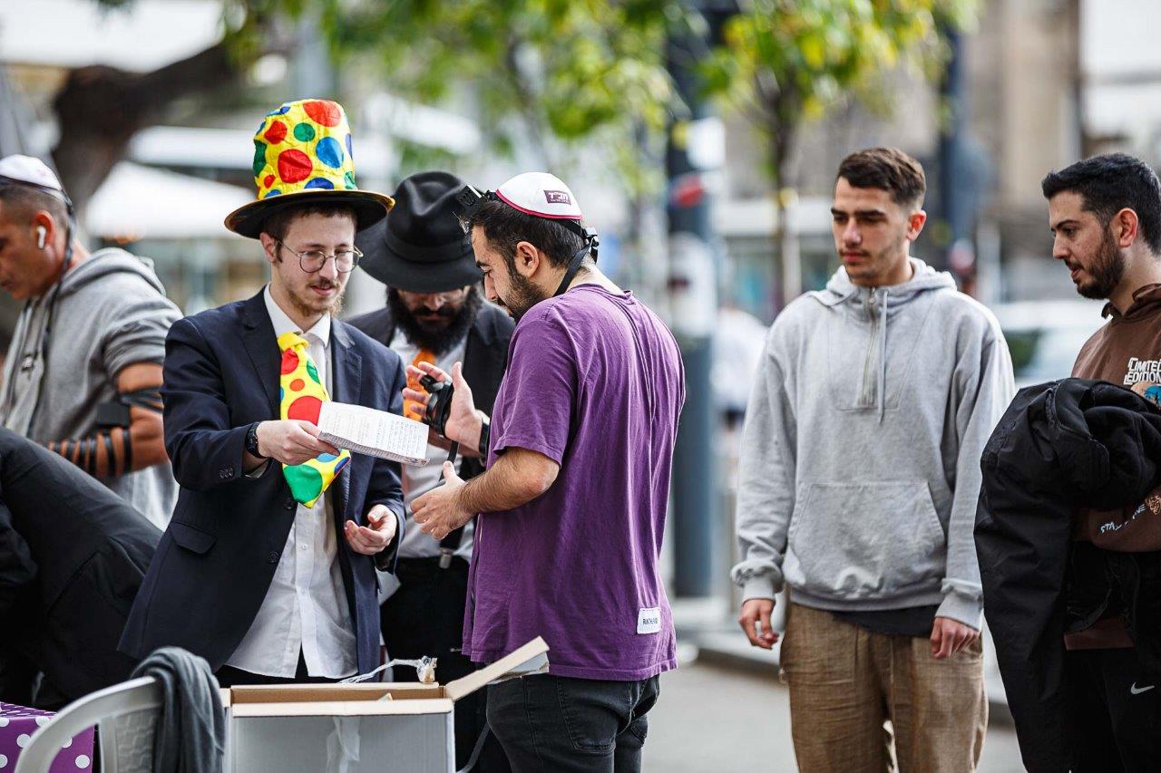 בעקבות ההסכם השערורייתי: אלפים מניחים תפילין בתל אביב