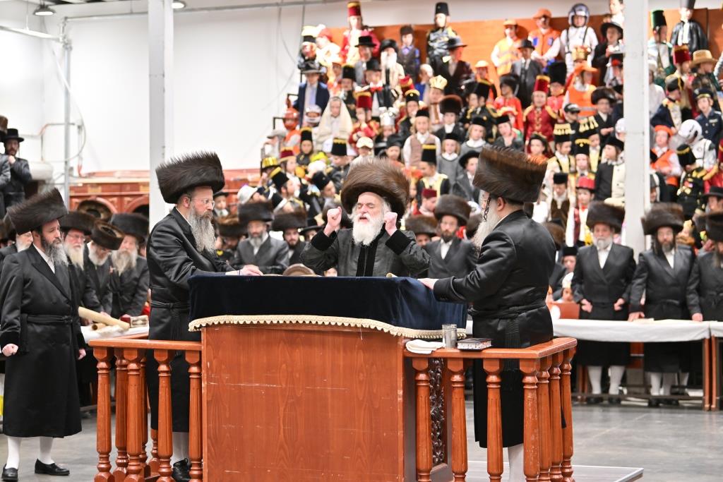 יהושע פרוכטר תיעד: מראות הוד מימי הפורים בחצה"ק ויזניץ