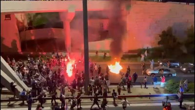 מדורות בכביש - ועימותים עם שוטרים: מפגינים נגד נתניהו עצרו את הכניסה לירושלים