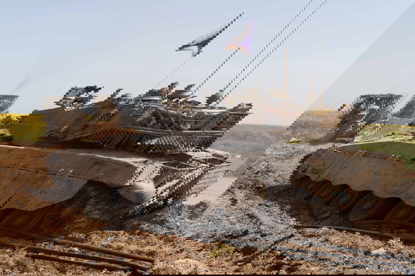 פיגוע דקירה בגן יבנה |בכיר בחיזבאללה חוסל | שיגורים בלתי פוסקים לצפון