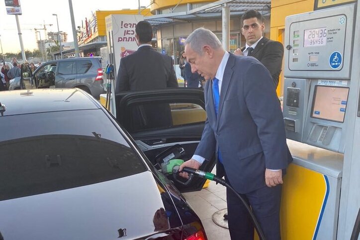 רה"מ בתחנת דלק | אילוסטרציה