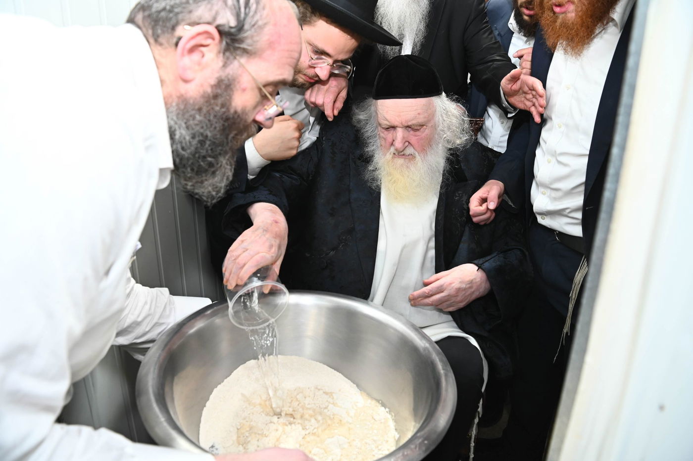 הגר"מ שטרנבוך באפיית מצות