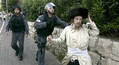 שוטר מכה חרדי.
