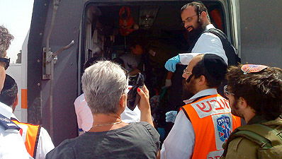 מפנים את הפצוע לאחר הטיפול.