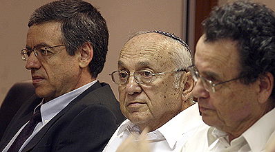 במרכז: השר נאמן.