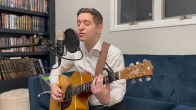 כוכב הגיטרה בביצוע מרגש לקרליבך: "מלך"