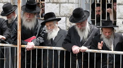 אנשי ה´עדה החרדית´ בהלוויה.