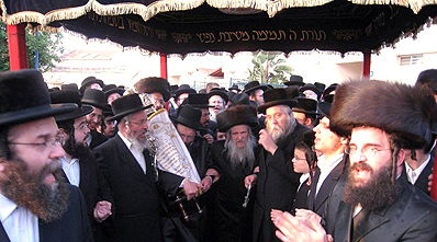 האדמו"ר רוקד עם התורה.