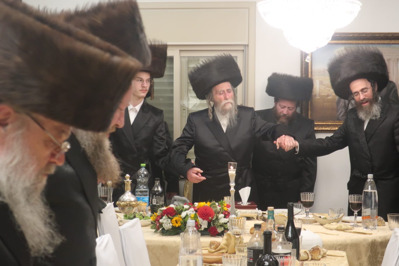 בבית האלמנה – שבע ברכות לנכד האדמו"ר | תיעוד