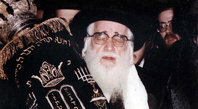 האדמו"ר מויז´ניץ עם ספר תורה.