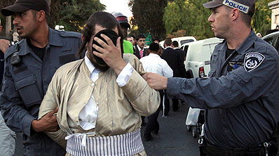 שוטרים ומפגינים.