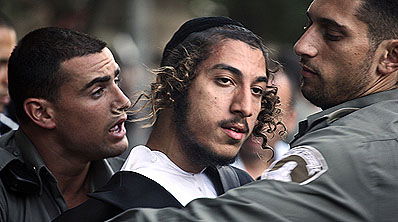 שוטרים מכים מפגינים.