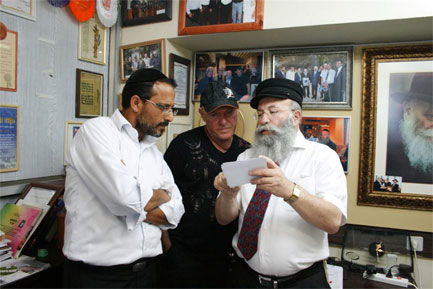 שלומי שבת מבקר בעמותת החסד ´יד ביד´