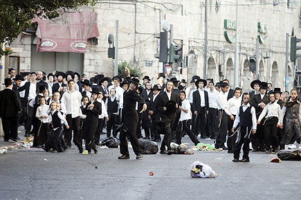 ילד, מי התיר לך לזרוק אבנים בשבת?