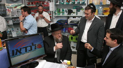 הרב שלזינגר בחנות החדשה.