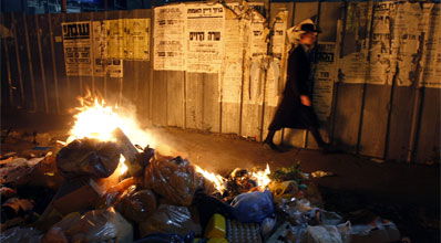 המפגינים שורפים זבל.