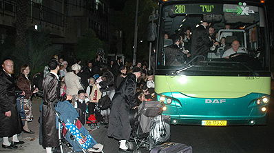 מאות התושבים על האוטובוסים.