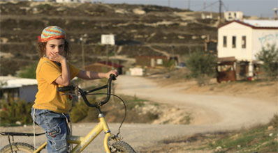 ילד על רקע התנחלות,