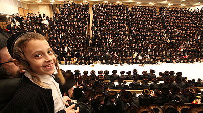 חייכנים יותר.