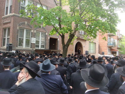 ,,ההלוויה יוצאת מבית המדרש של חסידי ראדזין