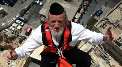 באוויר. יהודה משי זהב.