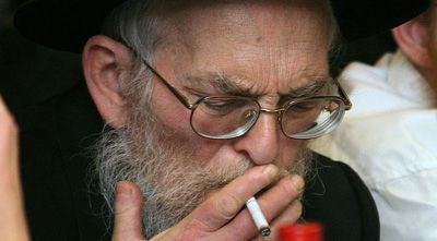 חרדי מעשן סיגריה | ארכיון