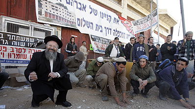 הרב אליהו ותושבים.