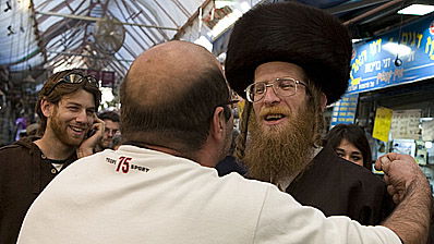 חרדים וחילונים בשוק מחנה יהודה.