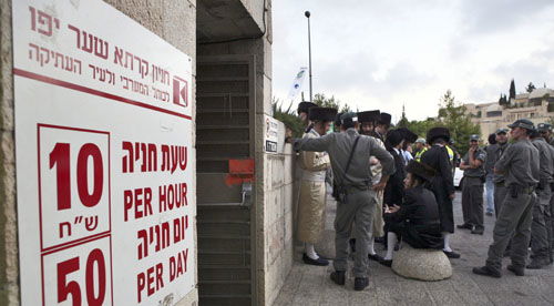 מנסים להיכנס לחניון קרתא בשבת (