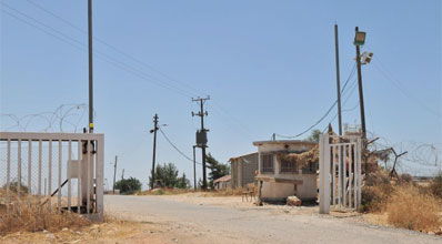 השער פרוץ לרווחה.