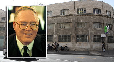 השופט על רקע בית הדין הרבני.