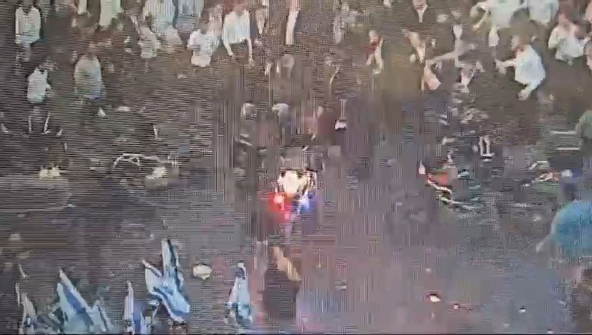 תיעוד מגרימת נזק לאופנוע משטרתי שבעקבותיו נעצר חשוד
