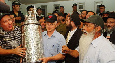 נועם שליט עם ספר התורה.