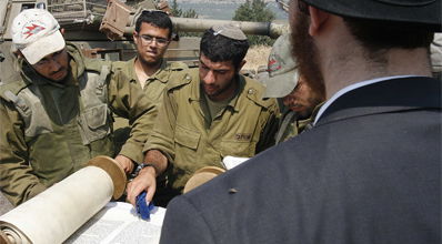 יבוטל או לא. חיילים בקריאת תורה.