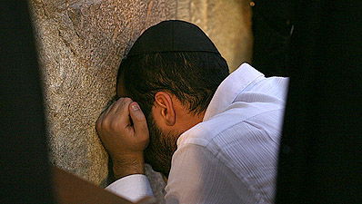 יהודי מתפלל אתמול בכותל.